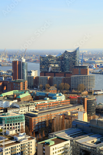 Hamburg von oben mit Blick auf die Elbphilharmonie 
