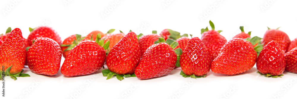 Viele rote Erdbeeren auf Weiß mit Spiegelungen, Panorama Viele rote Erdbeeren auf Weiß mit Spiegelungen, Panorama