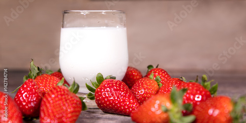 Erdbeeren und ein Glas Milch, vegane Sojamilch oder Pflanzenmilch