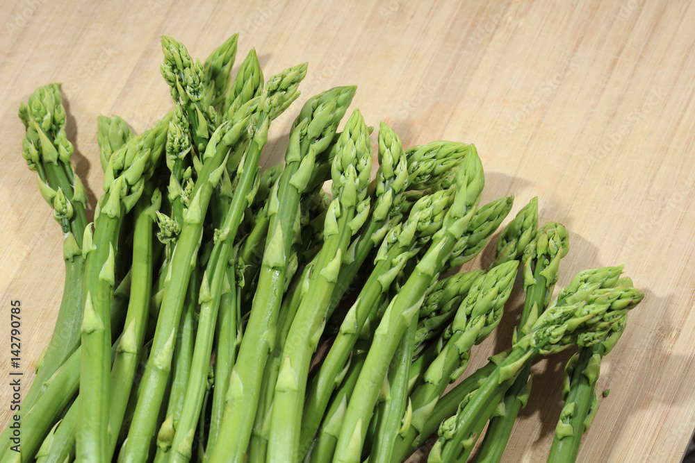Obraz premium Green Asparagus on Cutting Board