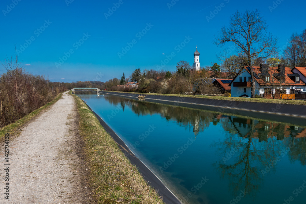 Isarkanal in Unterföhring bei München mit der Kirche St. Valentin Isarkanal in Unterföhring bei München mit der Kirche St. Valentin