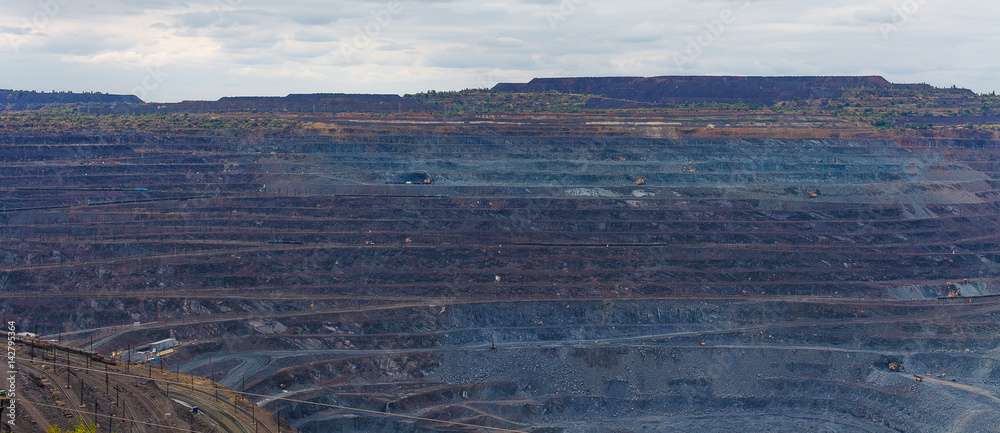 large quarry mining of iron ore