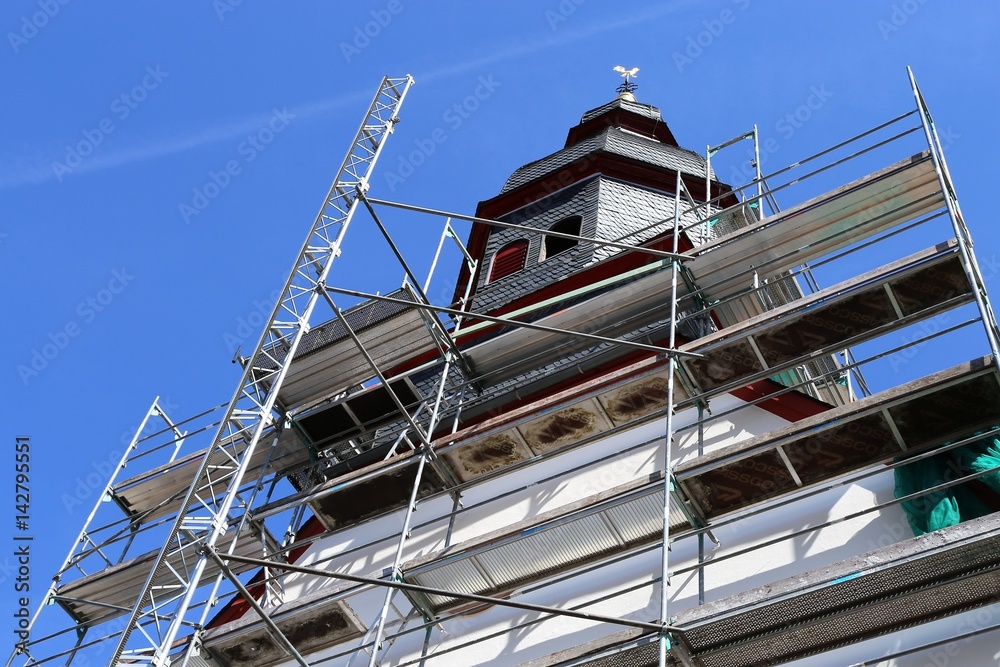 Gerüst an einer Kirche