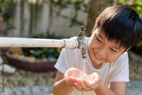Hand and faucet