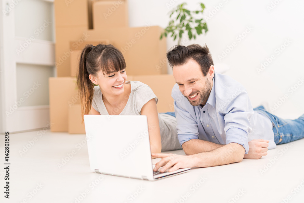 Young people move into a new apartment. Young people move into a new apartment.
