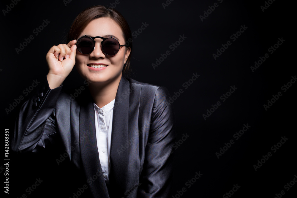 Obraz premium Happy businesswoman wearing sun glasses on isolated background