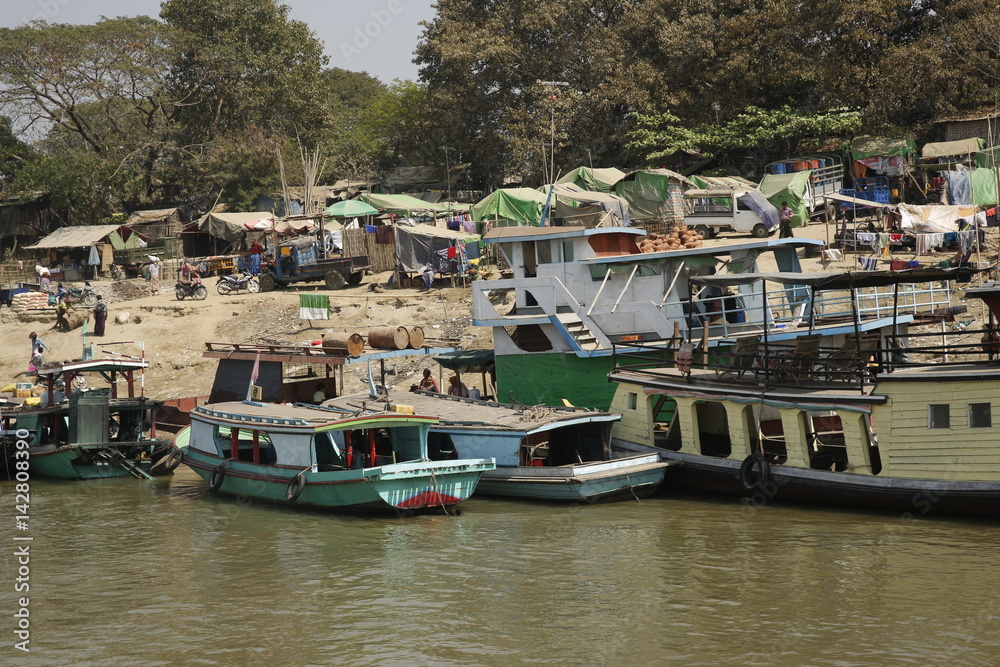 Barcos en río de Mandalay, Myanmar.