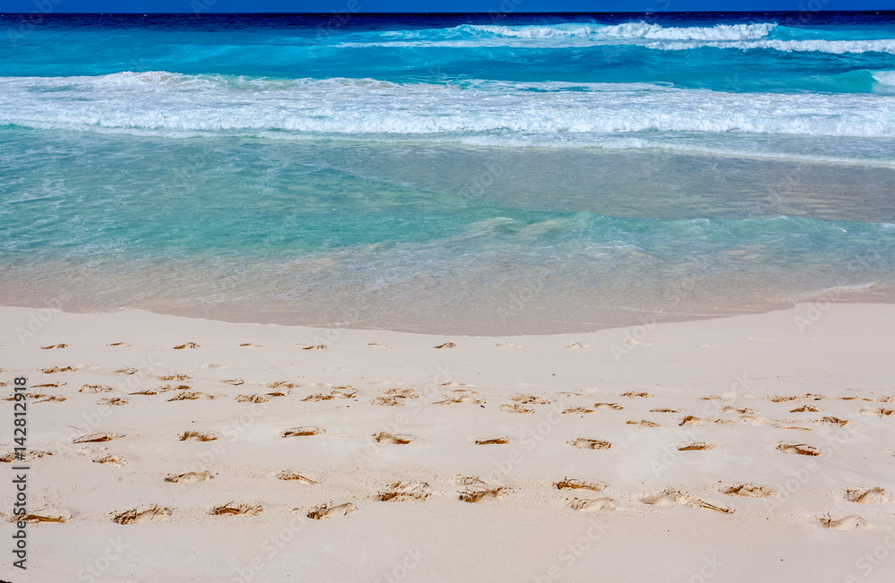 traces de pas sur plage des Seychelles 