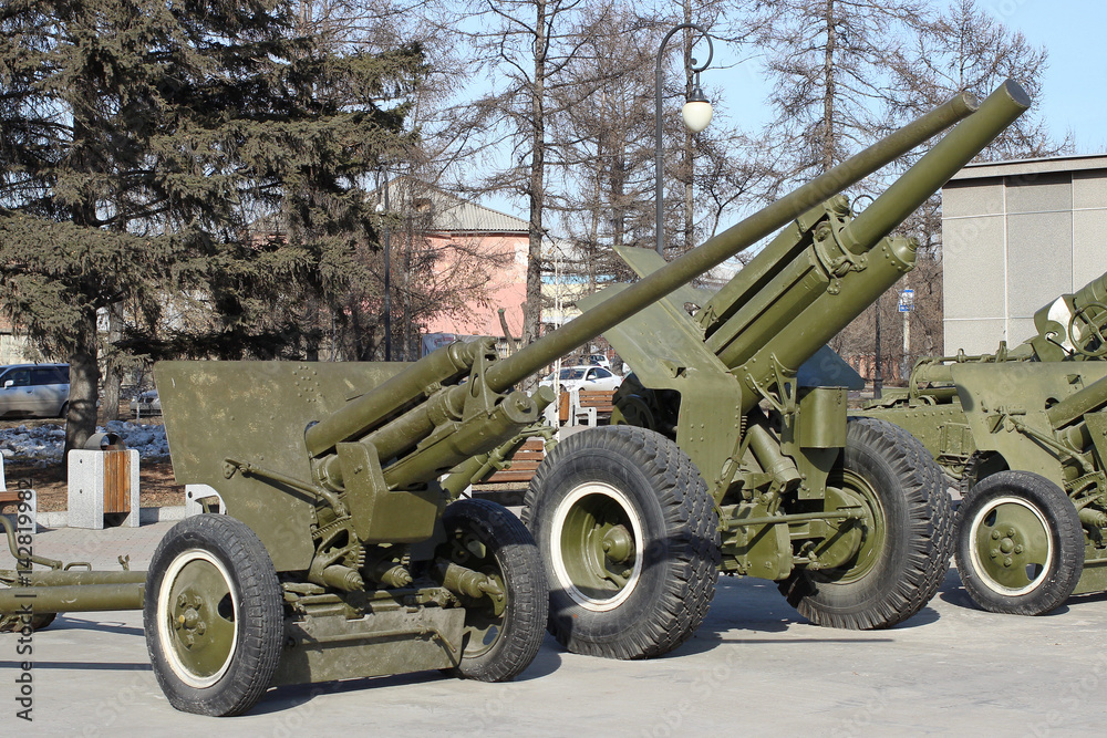 Guns mounted on the Victory Memorial Square Guns mounted on the Victory Memorial Square