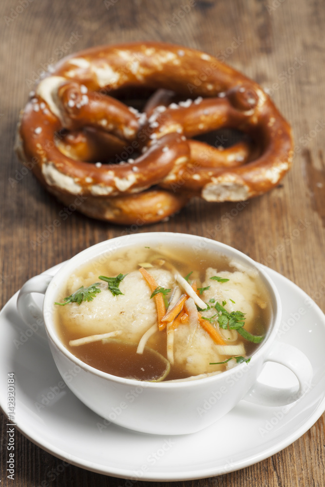 bayerischen Grießknödel in der Suppe