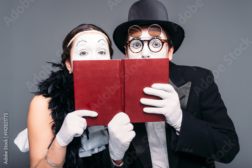 Fotografiet Two comedy performers posing with book