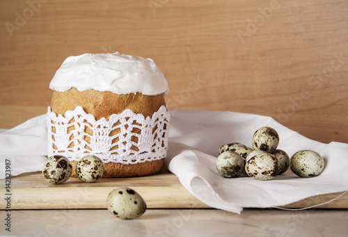Obraz na płótnie Easter wooden background with Easter cake and quail eggs w salonie