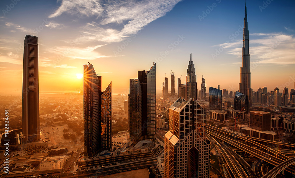 Naklejka premium Gród Dubaju o zachodzie słońca