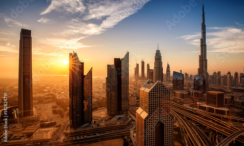 Stadtansicht von Dubai bei Sonnenuntergang
