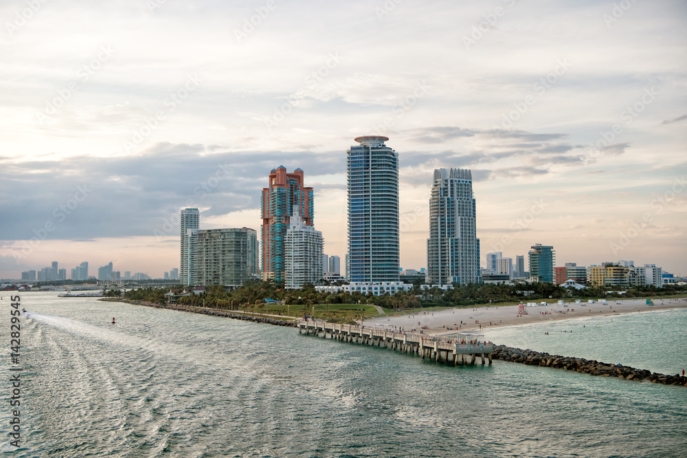 Obraz premium Miami skyscrapers with blue cloudy sky, boat sail, Aerial view