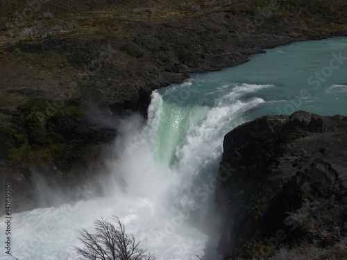 R  o  cascada  torres del paine  patagonia