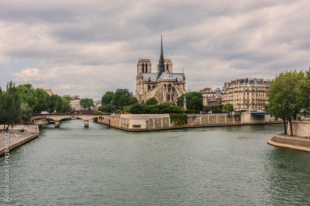 Obraz premium Cathedral Notre Dame (1163 - 1345) de Paris at sunset. France.