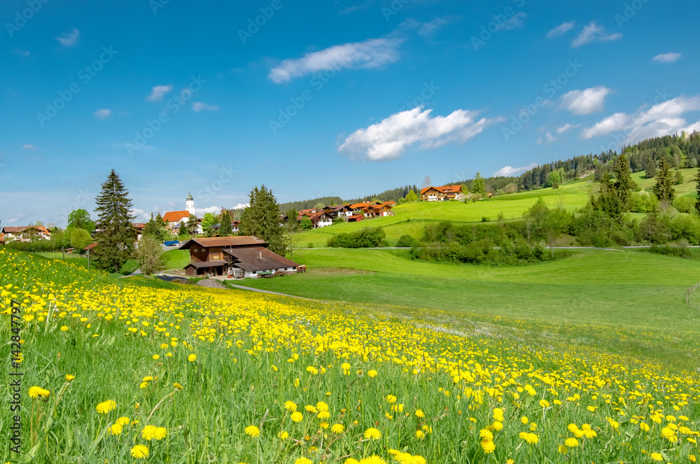 Allgäu im Frühling - typische Landschaft mit dörflicher Idylle