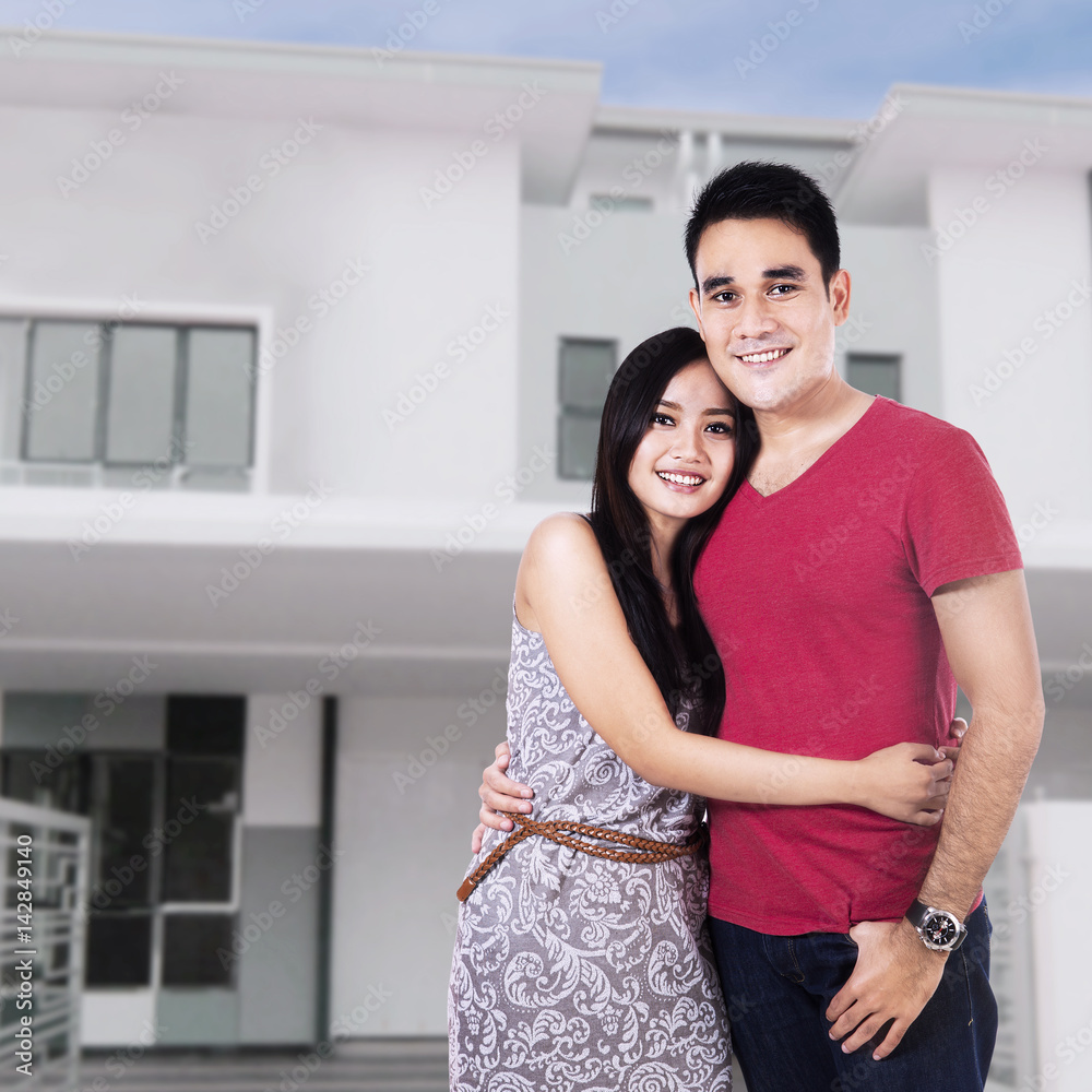 Naklejka premium Couple In Front Of New Home