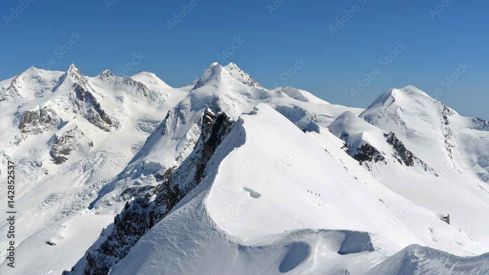 Sci Alpinisti scalano il Breithon Centrale, vista dal Breithorn (Occidentale), Monte Rosa