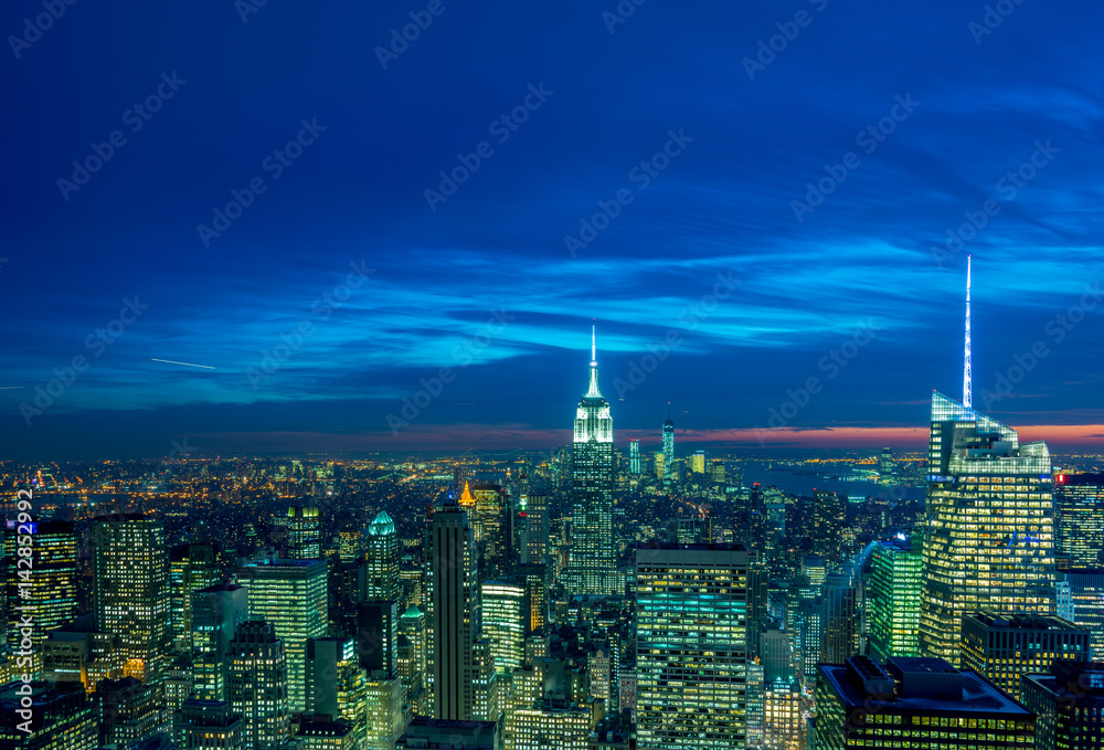 Fototapeta premium Night view of New York Manhattan during sunset