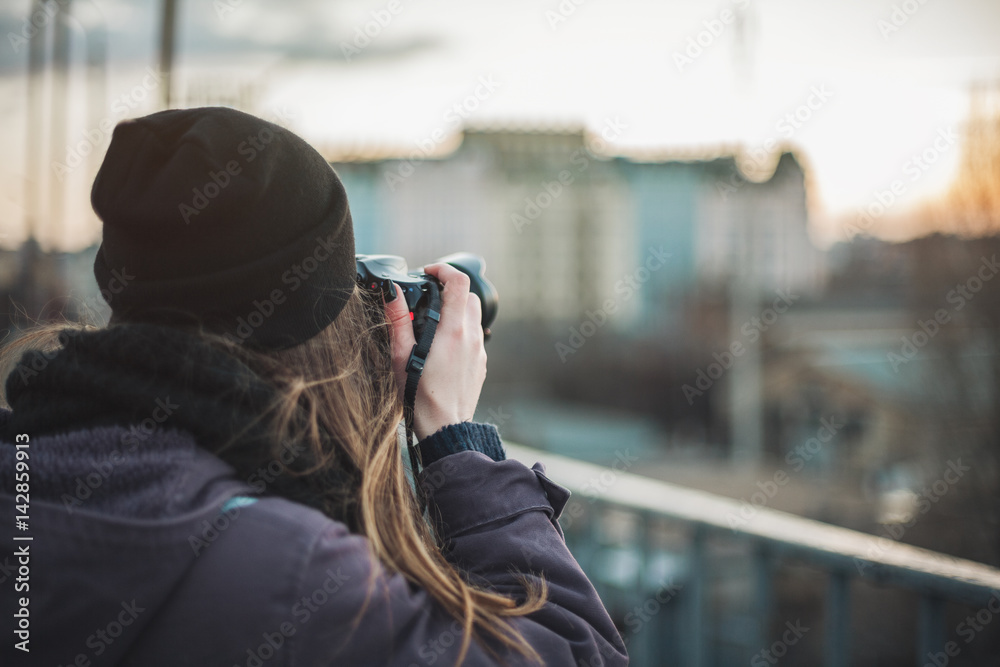 Fototapeta premium Fotograf kobieta robi zdjęcia miasta wieczorem