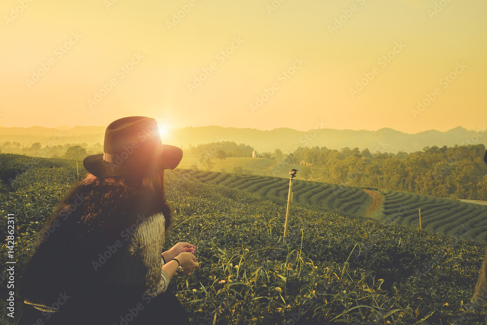Fototapeta premium Woman be brave for solo travel. alone travel concept.