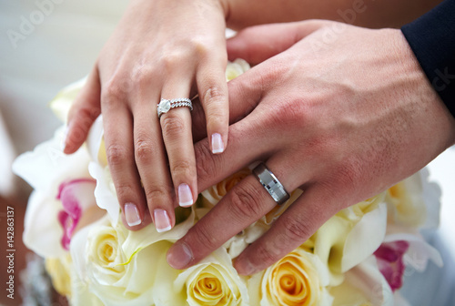 Obraz na płótnie Just Married..Bride and Groom Wedding Rings w salonie