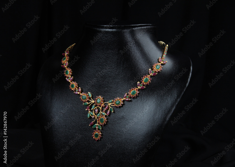 Indian Traditional Gold Necklace Indian Traditional Gold Necklace