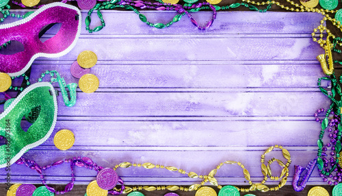 Foto Vibrant Mardi Graw background with masks, beads and coins and copy space