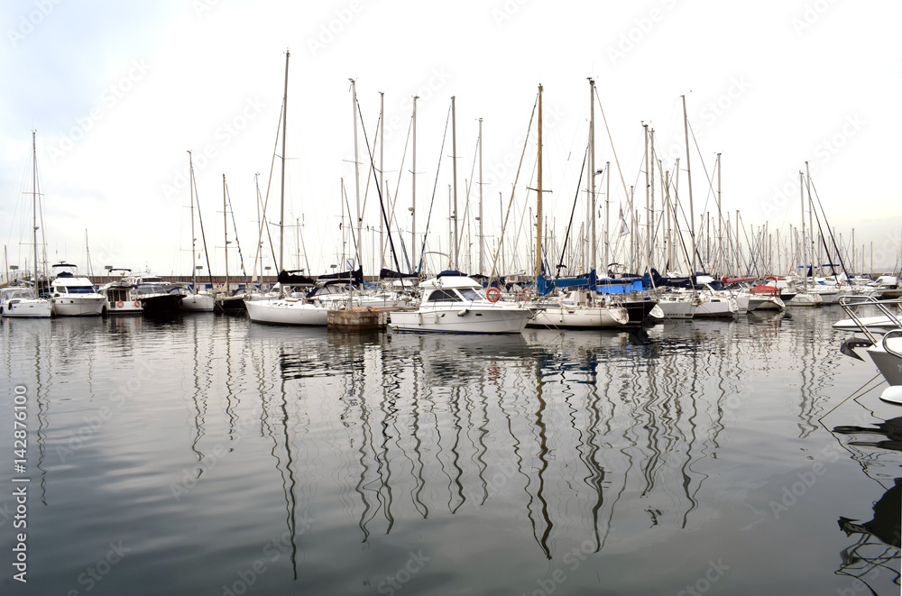 Fototapeta Barcos amarrados en el puerto