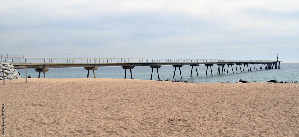 Fototapeta premium Puente sobre el mar
