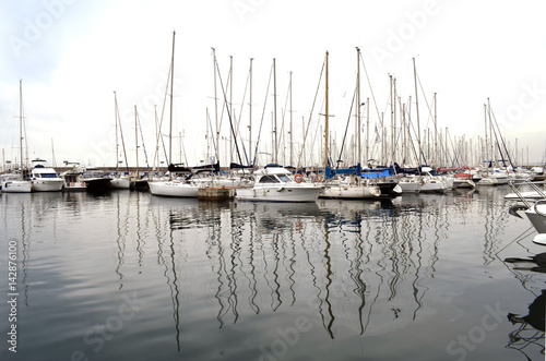 Barcos amarrados en el puerto   © luzimag