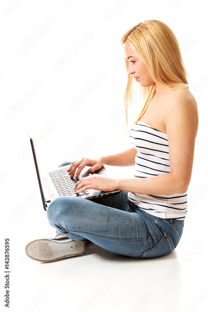 Naklejka premium Woman using laptop - isolated over a white background.