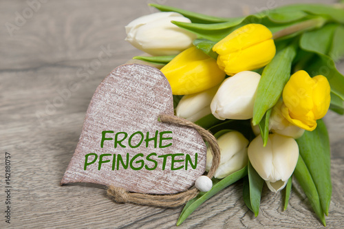 Tulpen und Herz: Frohe Pfingsten