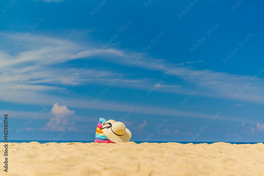 Obraz premium Straw hat and beach bag