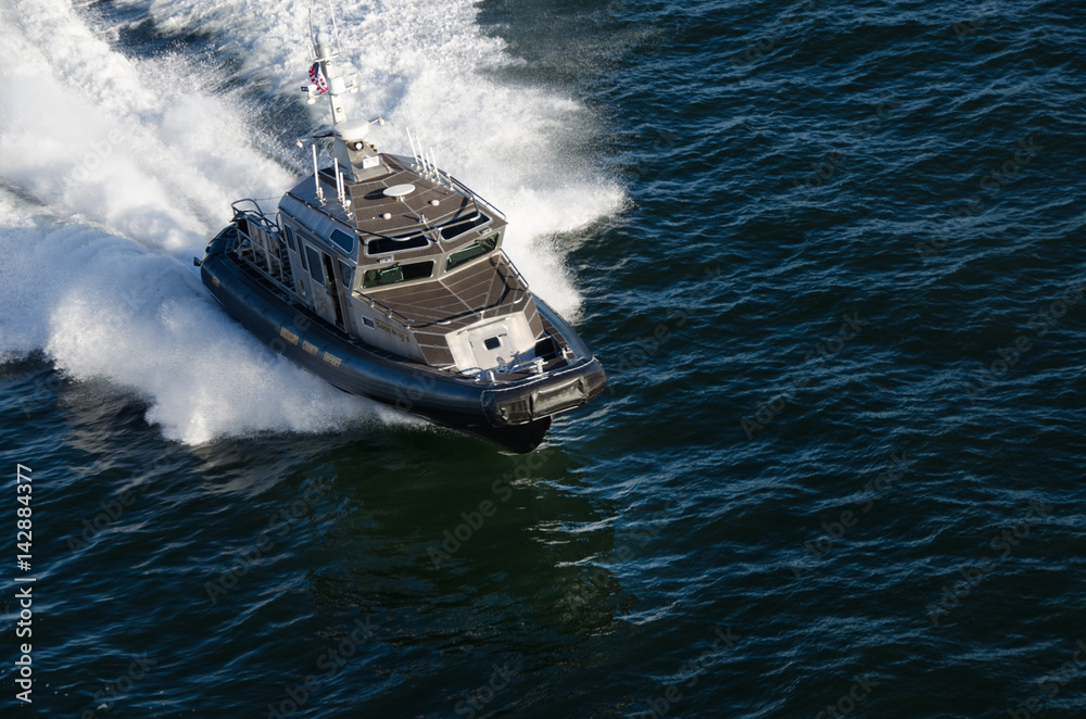 Naklejka premium Pilot boat at speed in harbor