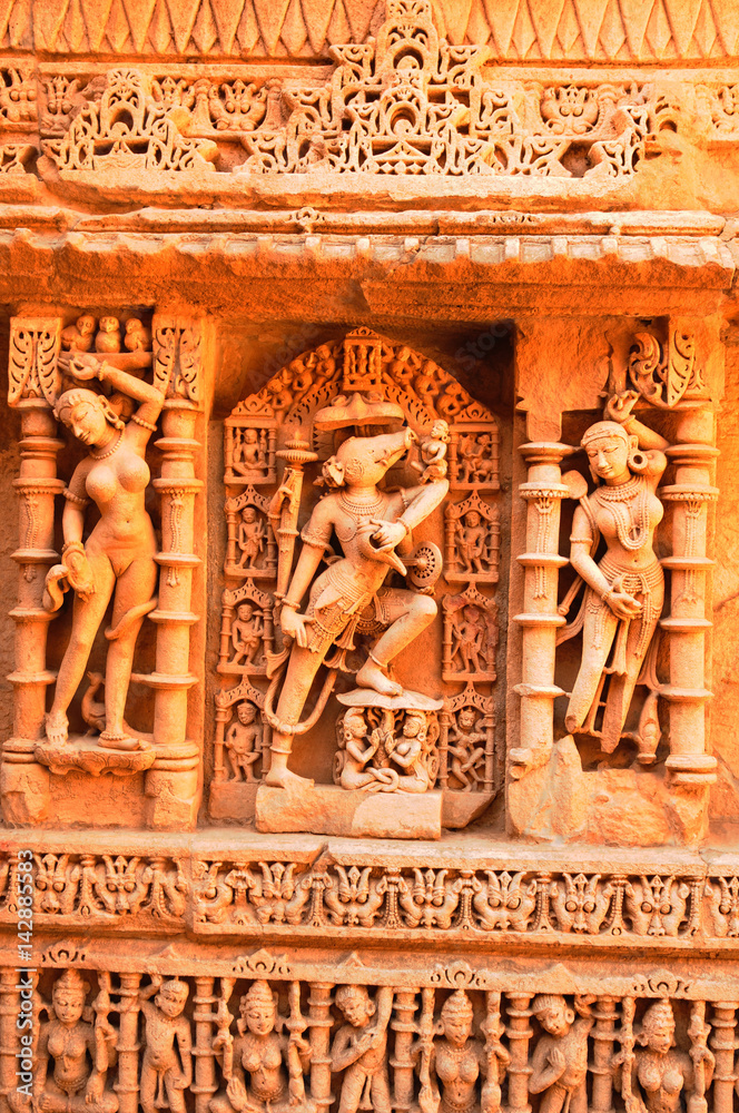 Indien: Fresken des Step Well of Rani ki Vav Tempels im Bundesstaat Gujarat