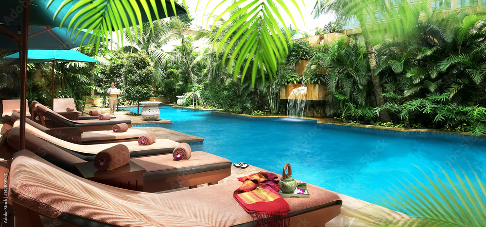 Der Dachswimming-Pool des Ritz Carlton Hotels in Kuala Lumpur - obrazy, fototapety, plakaty 