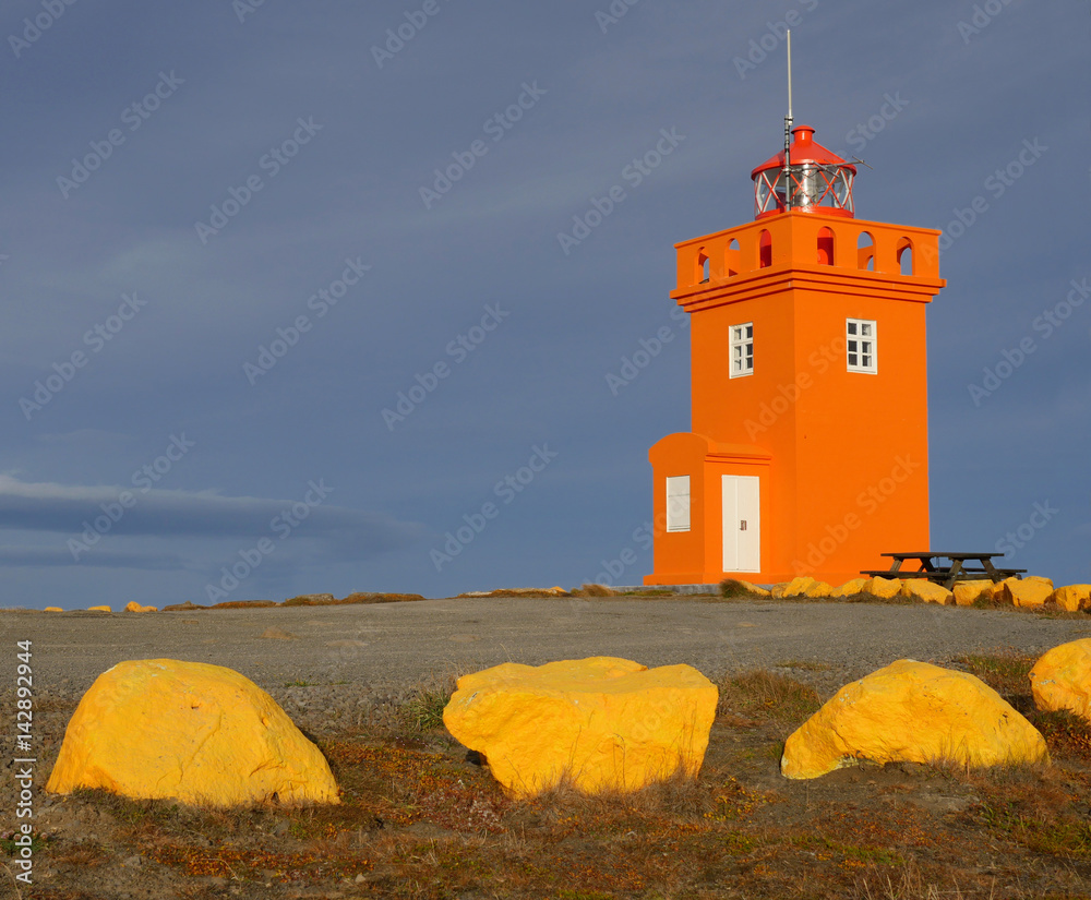 Der Leuchtturm von Raufarhöfn in Island StockFoto Adobe Stock