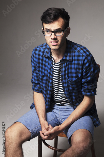 Foto confused man feeling of doubt and ambivalence (Gestures, body language, facial e