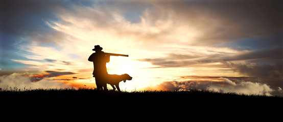 Papier peint photo Chasser Chasseur et chien au soleil couchant  © ginettigino