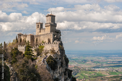 Fototapete Die Festung von Guaita in San Marino; Ebenen der Romagna im Hintergrund