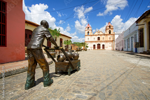 Bronze Statue mit Tinajones Karren, Plaza del Carmen, Camagüey, Kuba