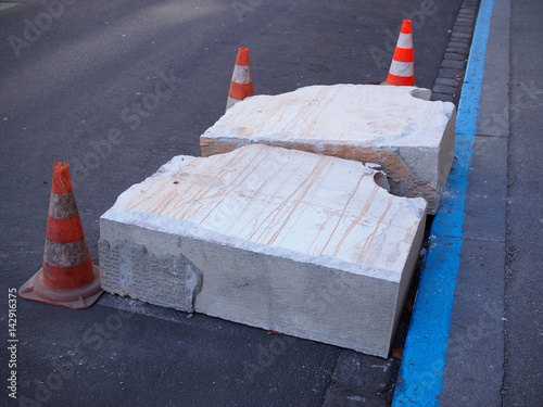 Hütchen warnen vor Betonplatten auf der Fahrbahn photo