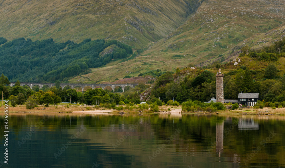 Fototapeta premium Glenfinnan monument and viaduct