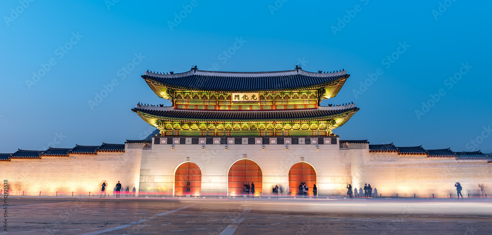Fototapeta premium Gyeongbokgung Palace At Night In South Korea, with the name of the palace 'Gyeongbokgung' on a sign