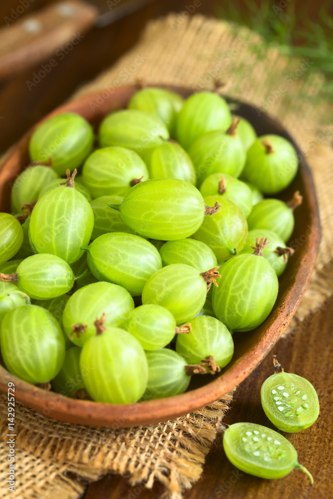 Rohe reife grüne Stachelbeeren, fotografiert mit natürlichem Licht (Selektiver Fokus, Fokus in die Mitte des Bildes) Rohe reife grüne Stachelbeeren, fotografiert mit natürlichem Licht (Selektiver Fokus, Fokus in die Mitte des Bildes)