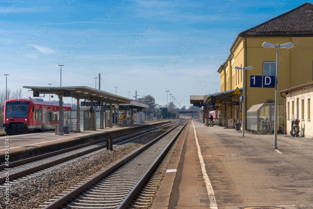 Bahnhof mit wartenden Fahrgast Bahnhof mit wartenden Fahrgast