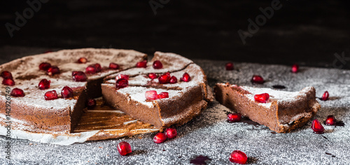 Schokoladenkuchen mit Granatapfelkernen angeschnitten 